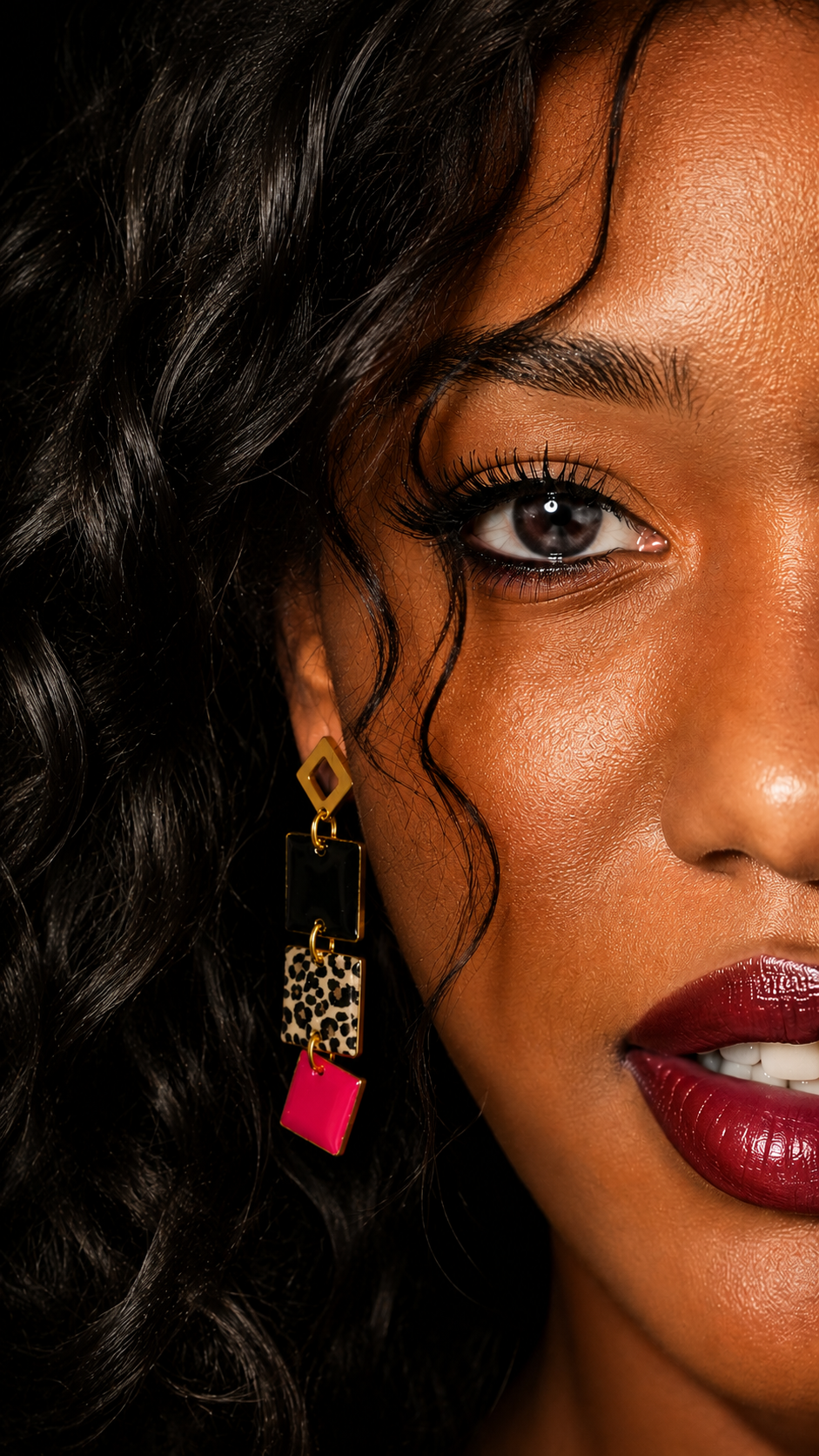 Visuel Cinebycine : boucles colorées noires, léopard et roses portées